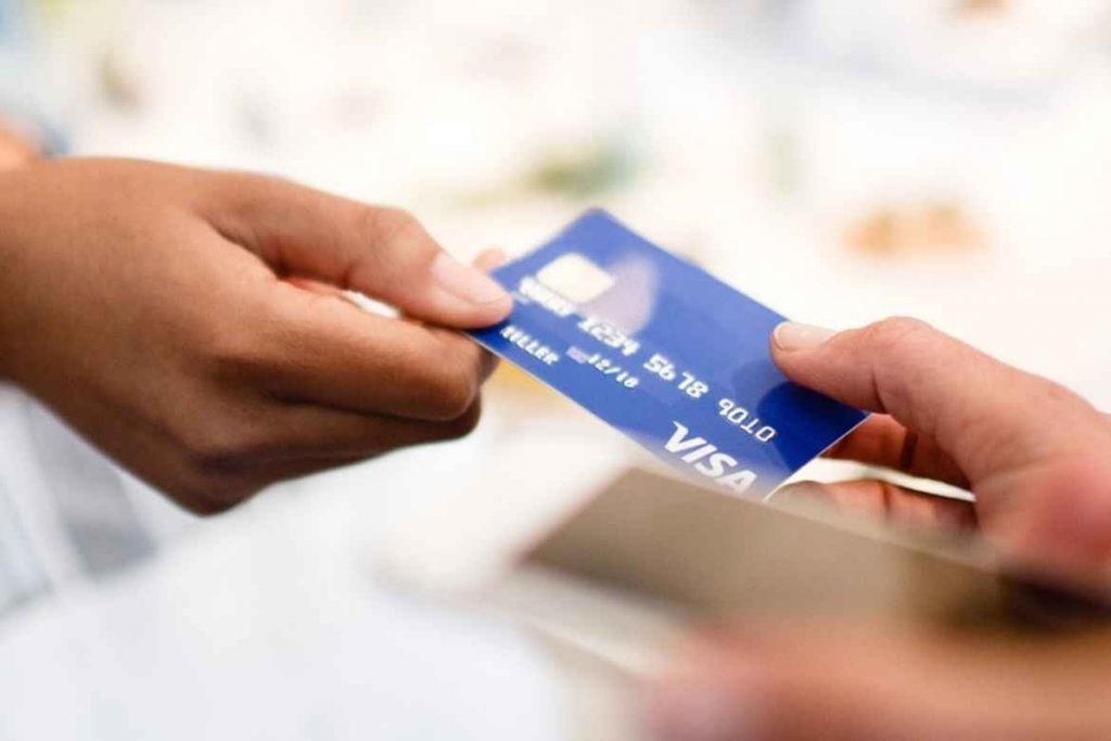 Làm thẻ ATM ngân hàng mất bao lâu? Có tốn phí không?
